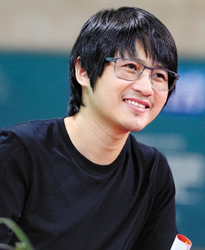 韩寒个人资料:成名后引发争议和围攻,婚姻磨平了他身上的棱角