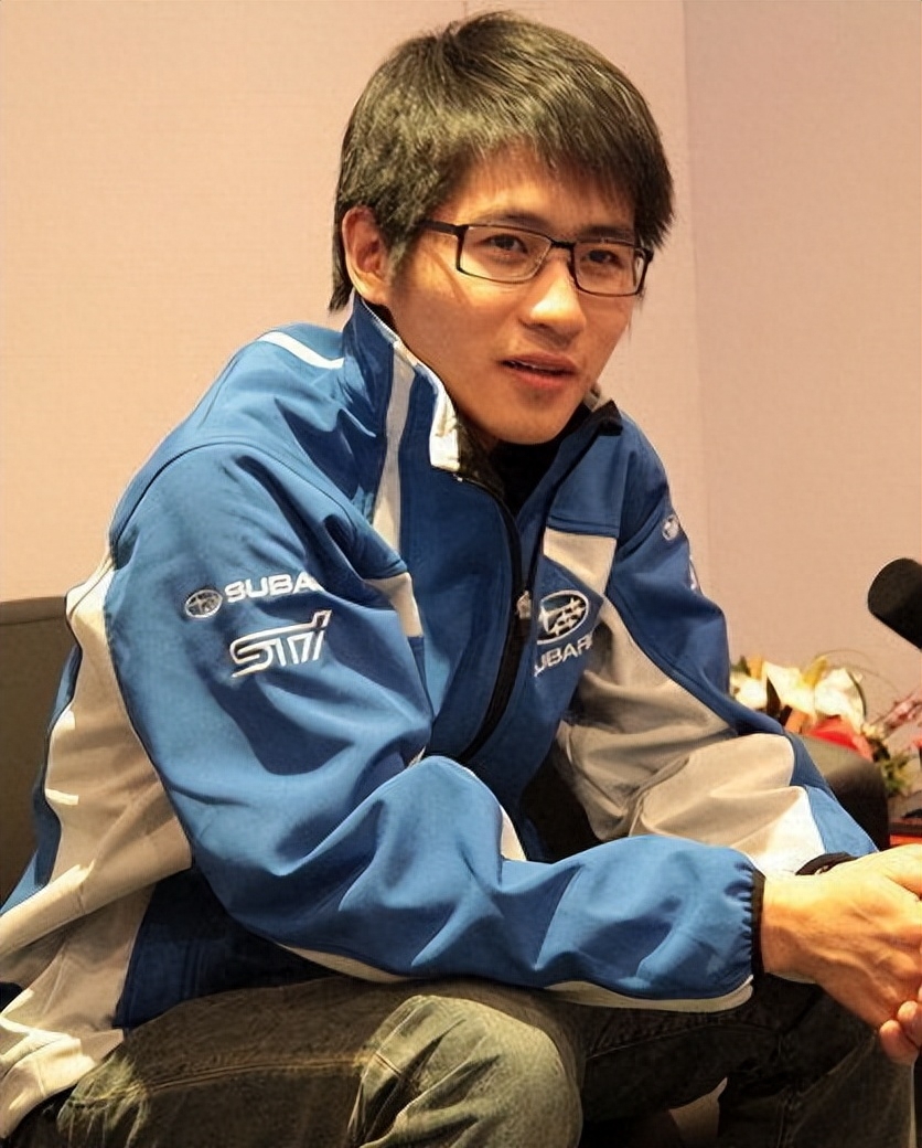 韩寒个人资料:成名后引发争议和围攻,婚姻磨平了他身上的棱角