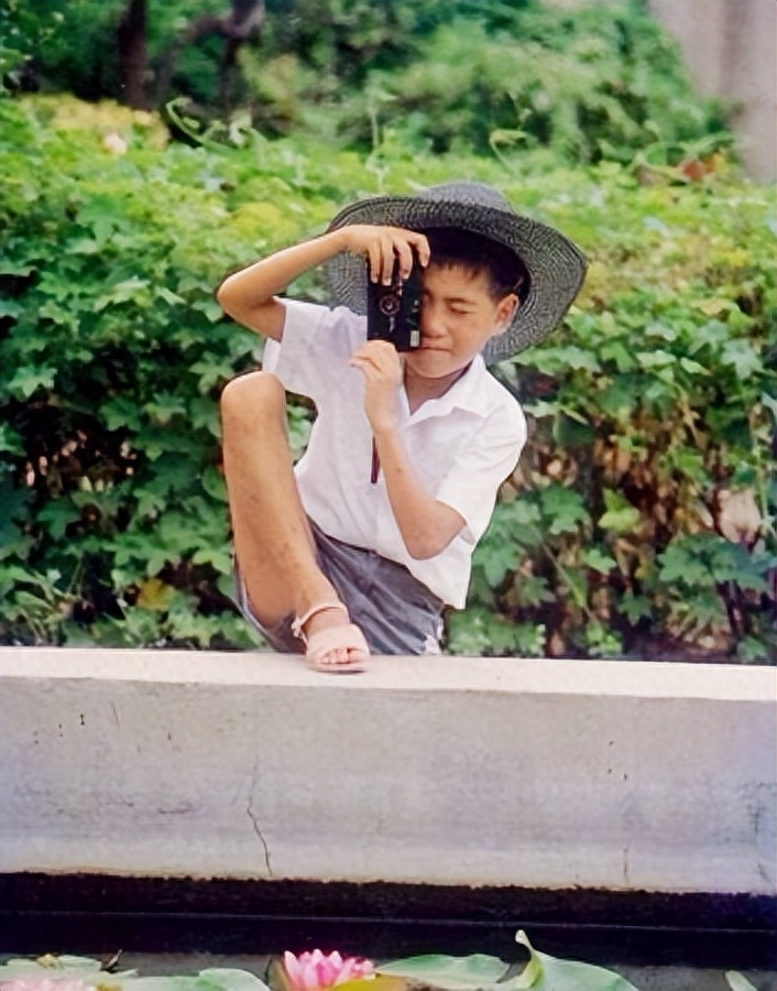 韩寒个人资料:成名后引发争议和围攻,婚姻磨平了他身上的棱角