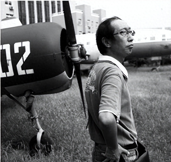 韩寒个人资料:成名后引发争议和围攻,婚姻磨平了他身上的棱角