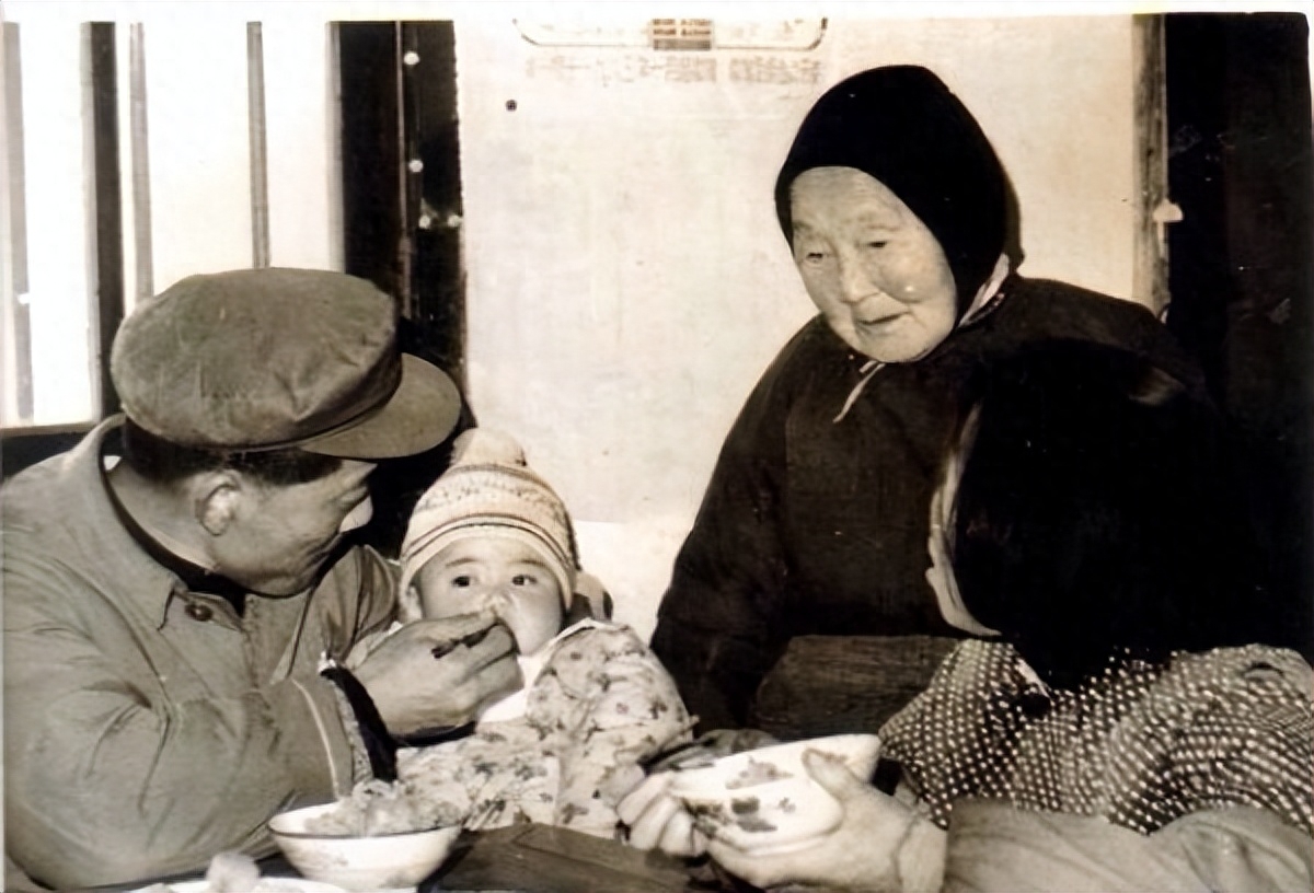 韩寒个人资料:成名后引发争议和围攻,婚姻磨平了他身上的棱角