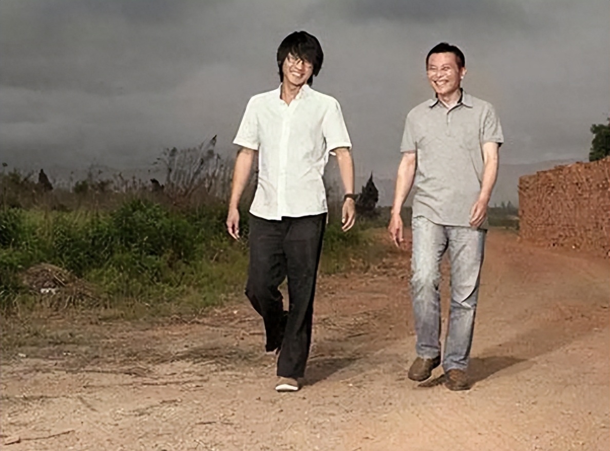 韩寒个人资料:成名后引发争议和围攻,婚姻磨平了他身上的棱角