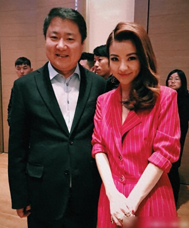 涂经纬个人资料:从贵州贵阳走出来的央视著名主持人,男友在雾中迷路了