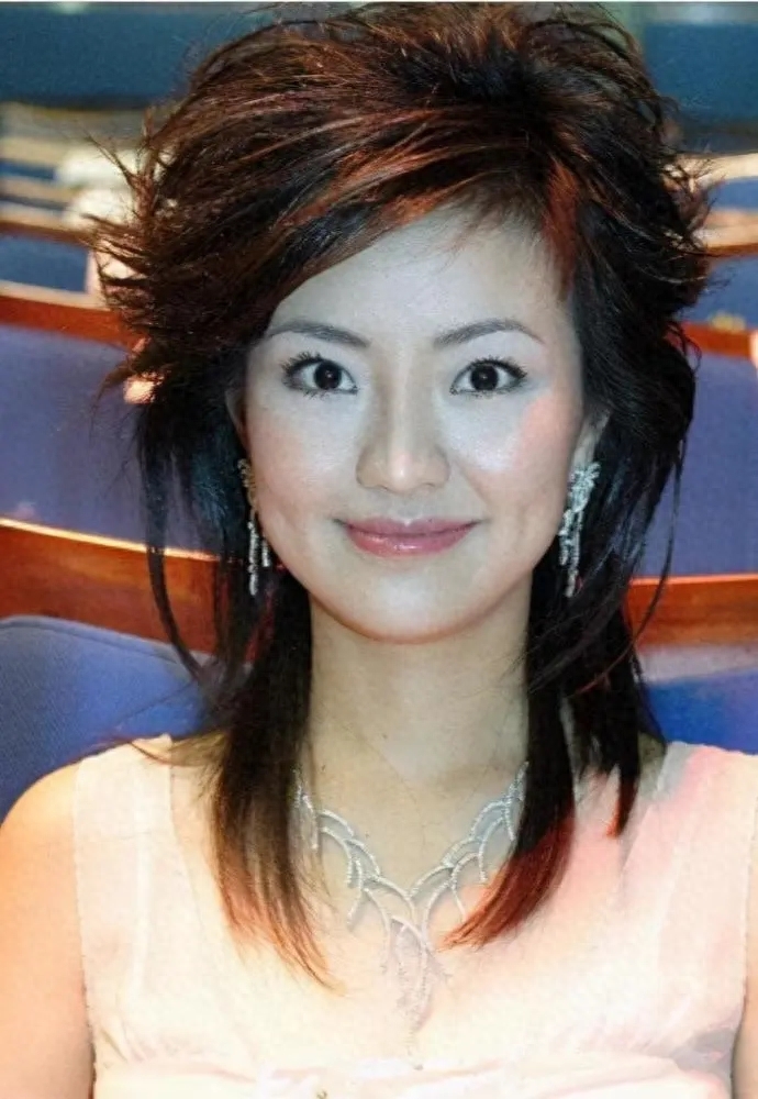 涂经纬个人资料:从贵州贵阳走出来的央视著名主持人,男友在雾中迷路了