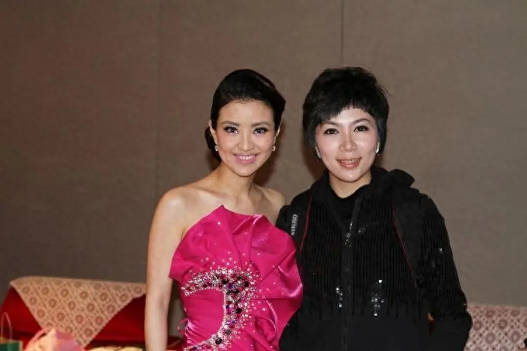 涂经纬个人资料:从贵州贵阳走出来的央视著名主持人,男友在雾中迷路了