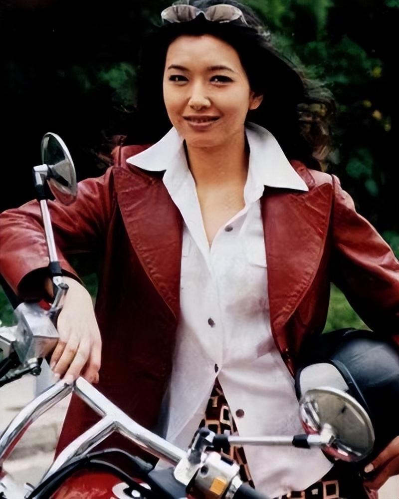 江珊个人资料简历（江珊的随性人生：曾是靳东爱人，四段恋情一段婚姻，53岁再遇真爱）