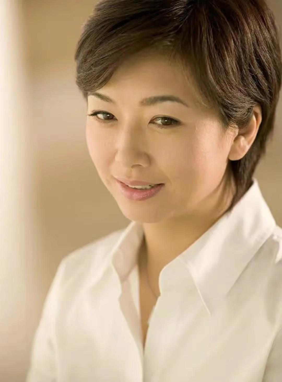 江珊个人资料简历（江珊的随性人生：曾是靳东爱人，四段恋情一段婚姻，53岁再遇真爱）