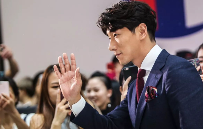 张亮个人资料 ：从红极一时到无人问津，一手好牌怎么糊的？