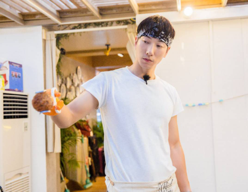 张亮个人资料 ：从红极一时到无人问津，一手好牌怎么糊的？