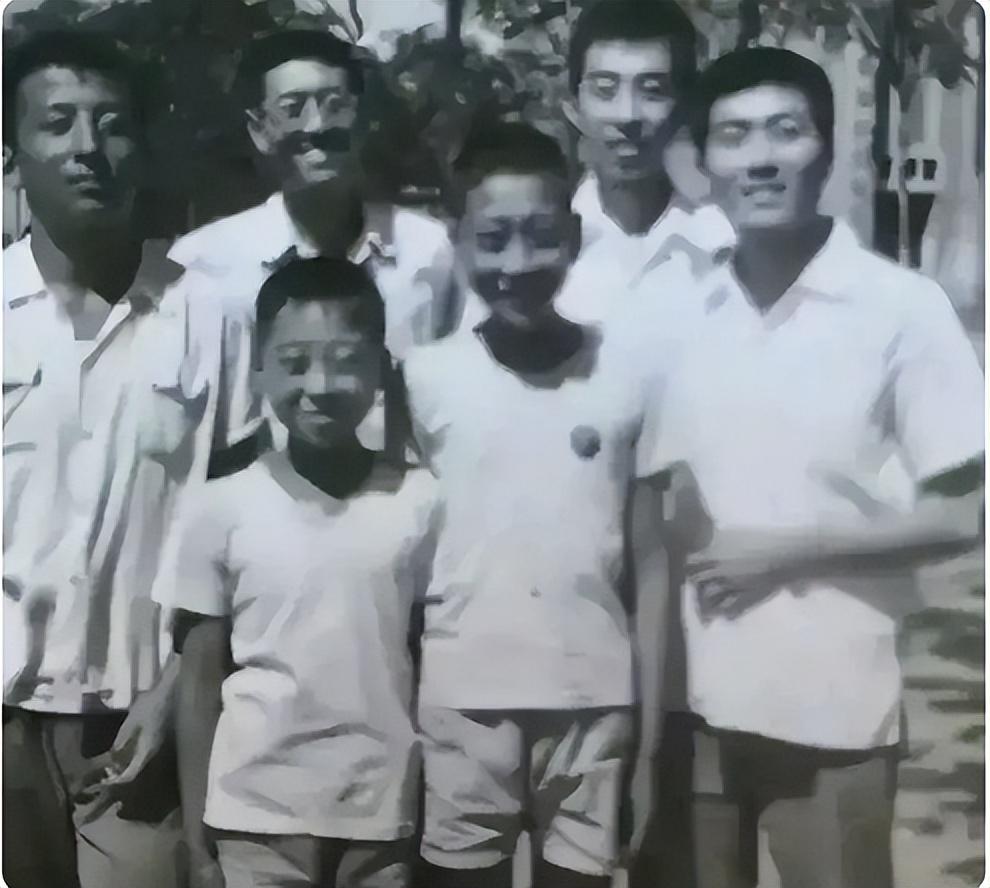 冯巩的妻子是谁(艾慧嫁给冯巩:结婚39年,有幸福欢笑,更有屈辱和泪水)