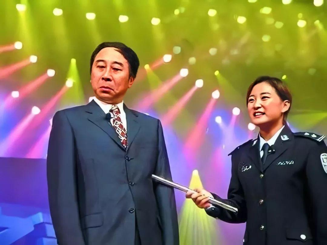 冯巩的妻子是谁(艾慧嫁给冯巩:结婚39年,有幸福欢笑,更有屈辱和泪水)