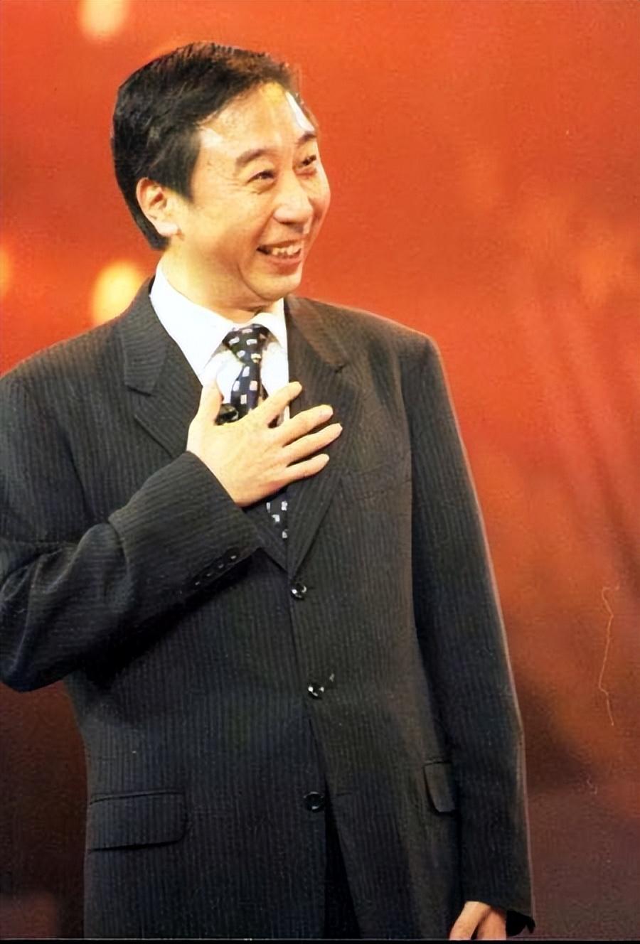 冯巩的妻子是谁(艾慧嫁给冯巩:结婚39年,有幸福欢笑,更有屈辱和泪水)