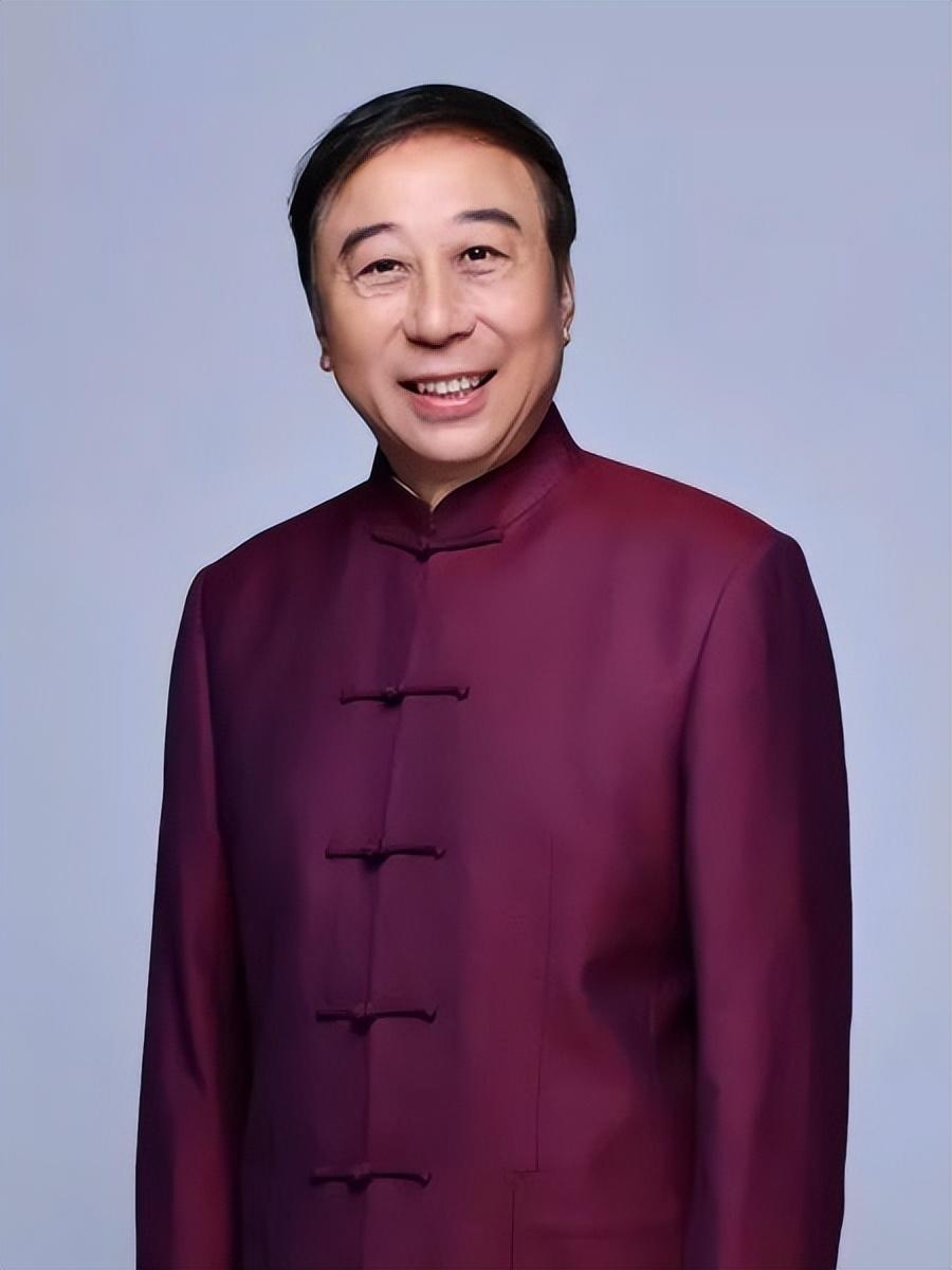 冯巩的妻子是谁(艾慧嫁给冯巩:结婚39年,有幸福欢笑,更有屈辱和泪水)