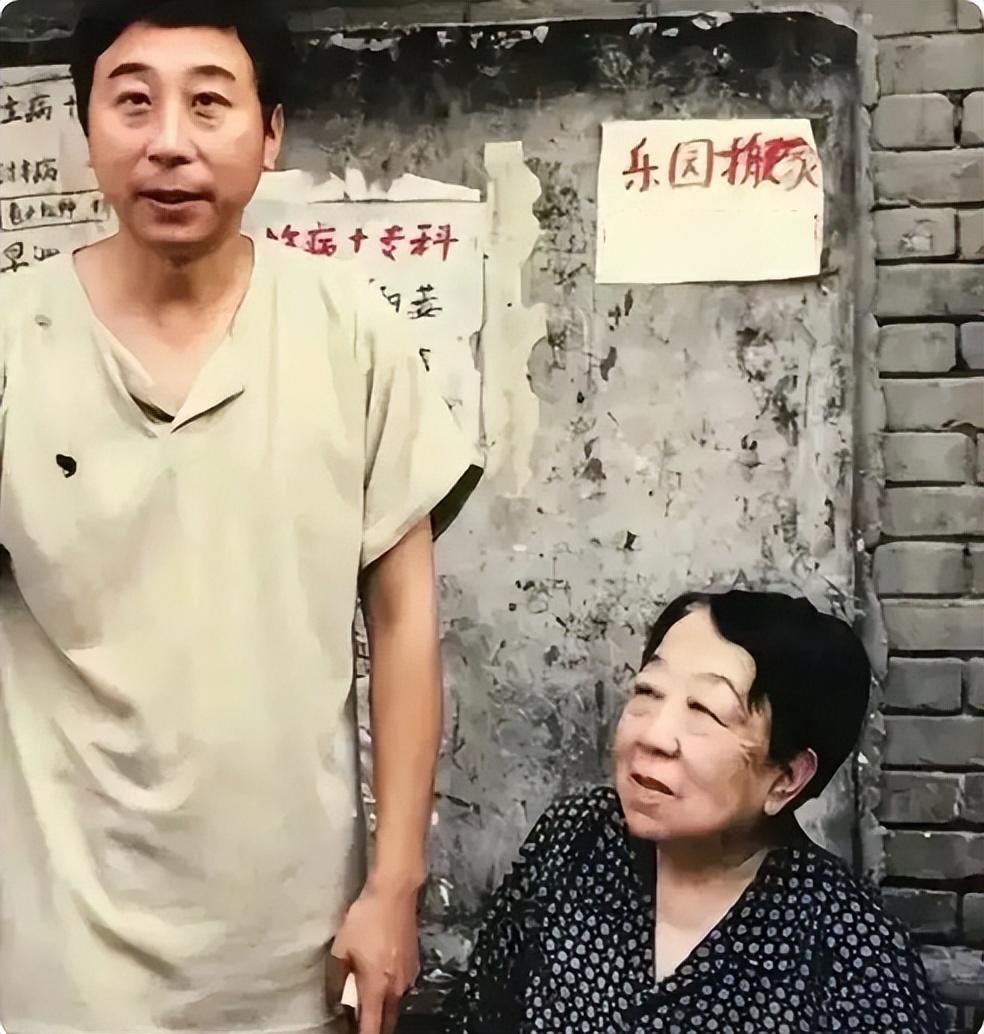 冯巩的妻子是谁(艾慧嫁给冯巩:结婚39年,有幸福欢笑,更有屈辱和泪水)