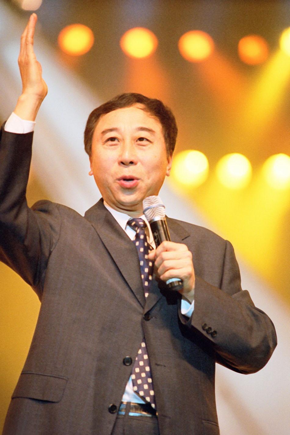 冯巩的妻子是谁(艾慧嫁给冯巩:结婚39年,有幸福欢笑,更有屈辱和泪水)