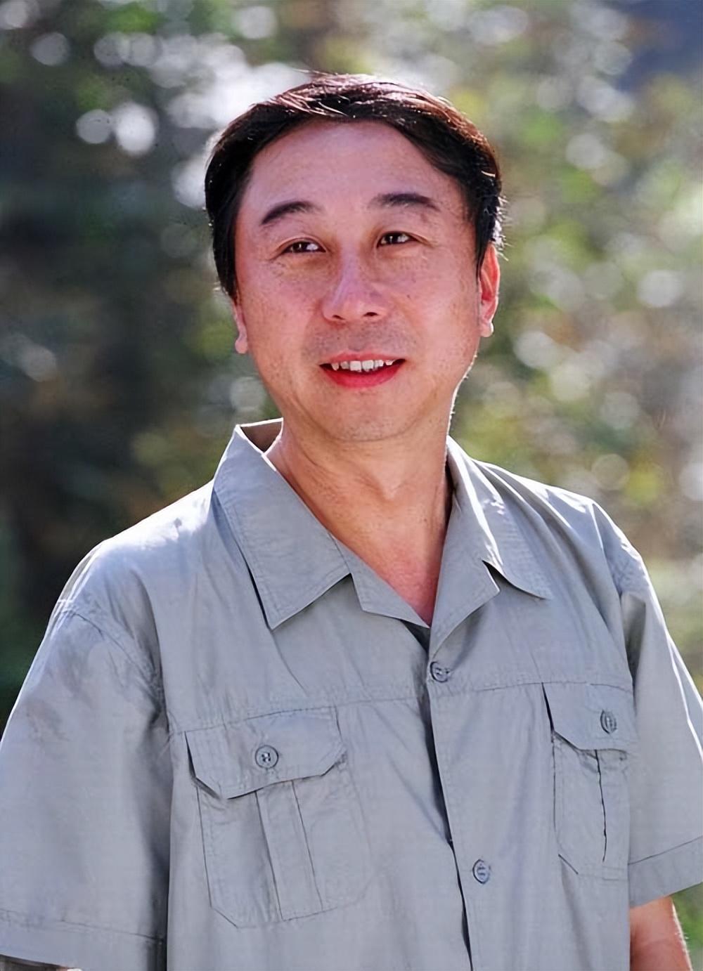 冯巩的妻子是谁(艾慧嫁给冯巩:结婚39年,有幸福欢笑,更有屈辱和泪水)