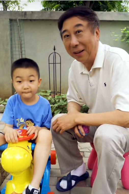 冯巩的妻子是谁(艾慧嫁给冯巩:结婚39年,有幸福欢笑,更有屈辱和泪水)