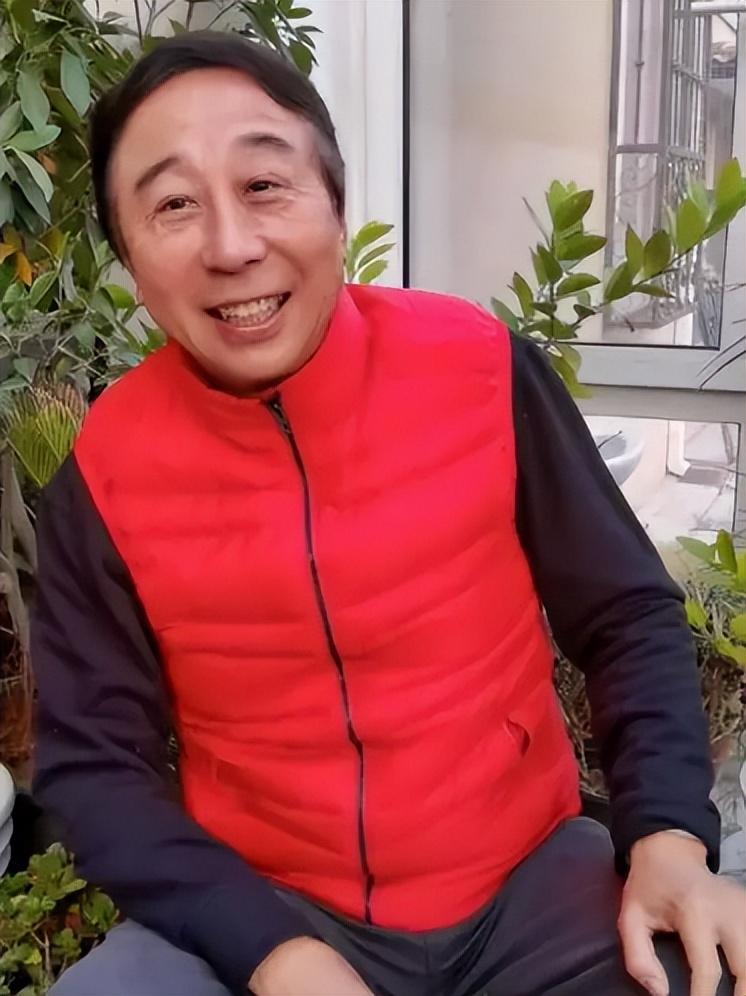 冯巩的妻子是谁(艾慧嫁给冯巩:结婚39年,有幸福欢笑,更有屈辱和泪水)