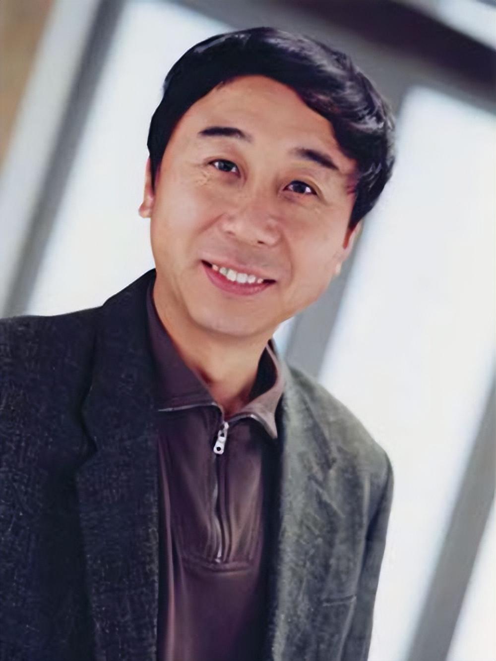 冯巩的妻子是谁(艾慧嫁给冯巩:结婚39年,有幸福欢笑,更有屈辱和泪水)