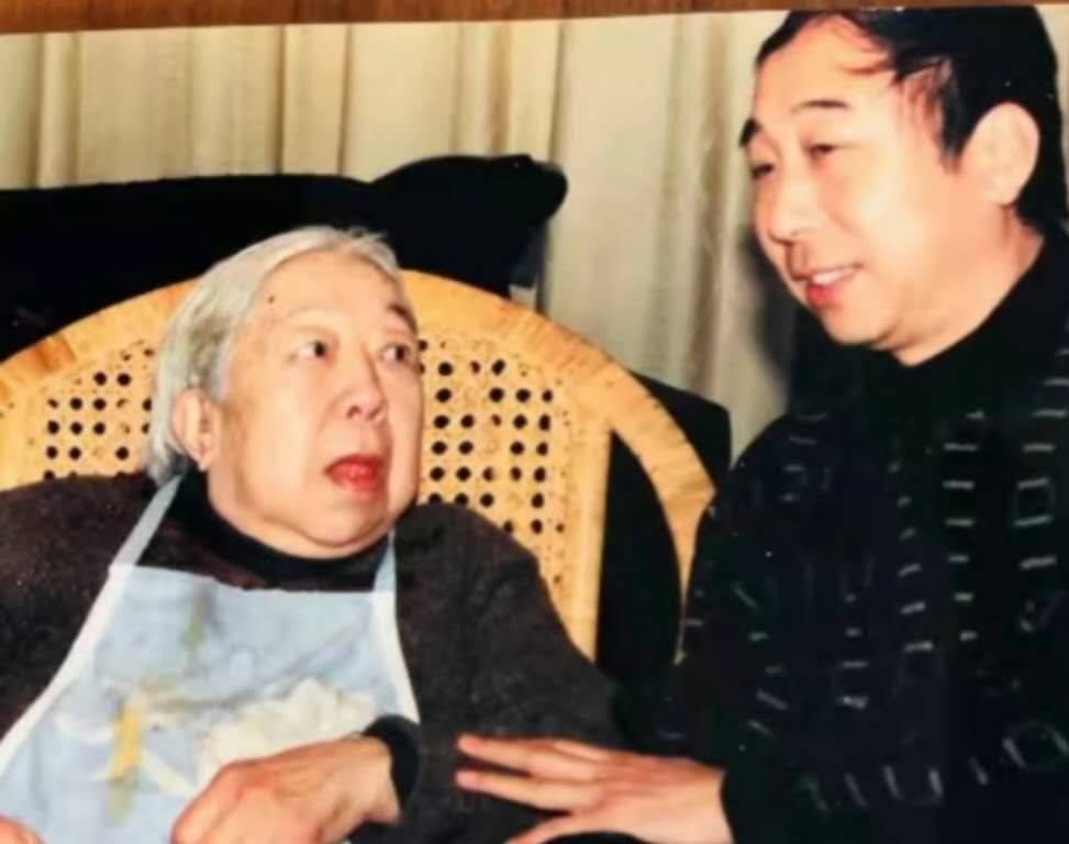 冯巩的妻子是谁(艾慧嫁给冯巩:结婚39年,有幸福欢笑,更有屈辱和泪水)