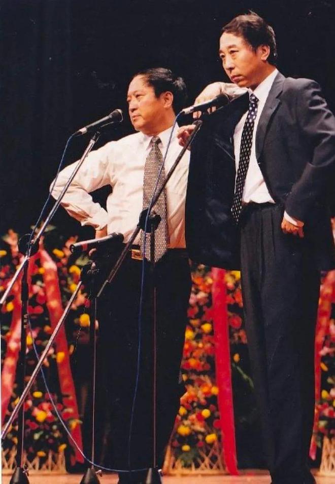 冯巩的妻子是谁(艾慧嫁给冯巩:结婚39年,有幸福欢笑,更有屈辱和泪水)