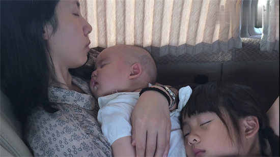 黄磊的老婆是谁(黄磊老婆:18岁恋爱,生3娃当主妇,41岁重回职场,孙莉行吗?)