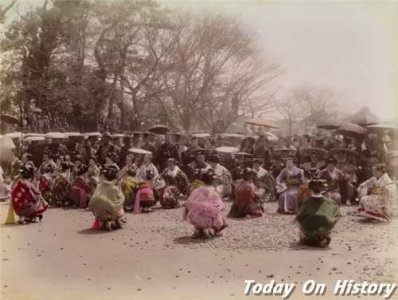 明治时代日本天皇体制下的政治两重性
