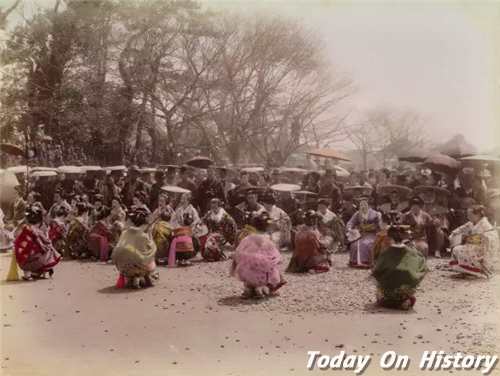 明治时代日本天皇体制下的政治两重性 \