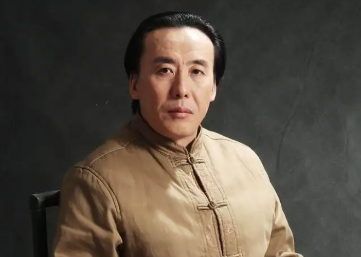 翟鸿燊简介大全(光用嘴说话一年就能赚几百万,他是谁,究竟有何魅力?)