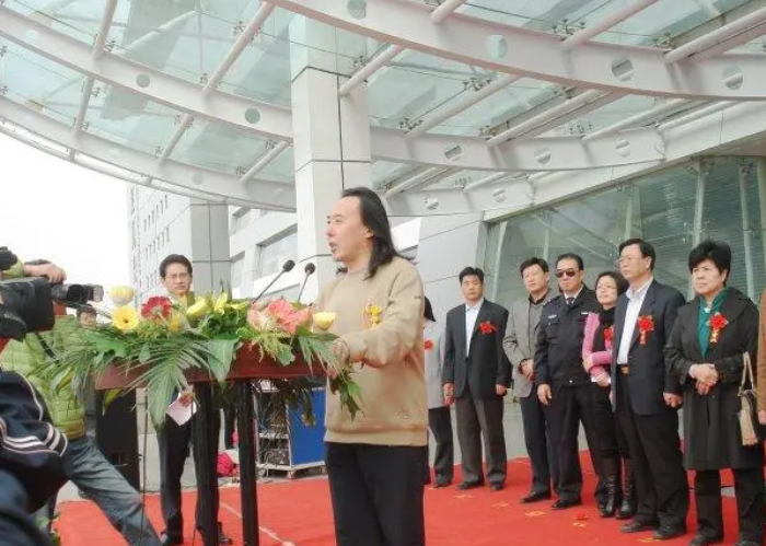 翟鸿燊简介大全(光用嘴说话一年就能赚几百万,他是谁,究竟有何魅力?)