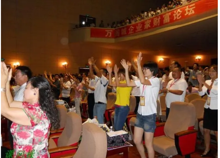 翟鸿燊简介大全(光用嘴说话一年就能赚几百万,他是谁,究竟有何魅力?)