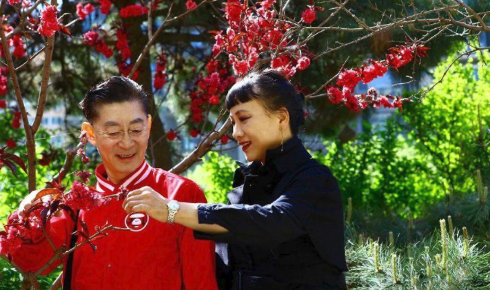 六小龄童的老婆是谁(六小龄童妻子近照曝光,皮肤紧致风韵犹存,曾在西游记中饰演王后)