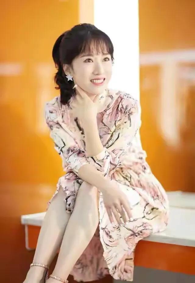 海藻是谁演的((蜗居)之中的女主角海藻扮演者湖北美女李念)