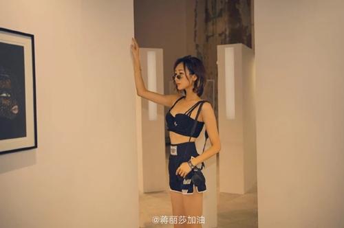 陈浩民老婆是谁(陈浩民老婆晒性感照片,身材超好不像生了四个孩子的妈)