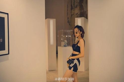 陈浩民老婆是谁(陈浩民老婆晒性感照片,身材超好不像生了四个孩子的妈)