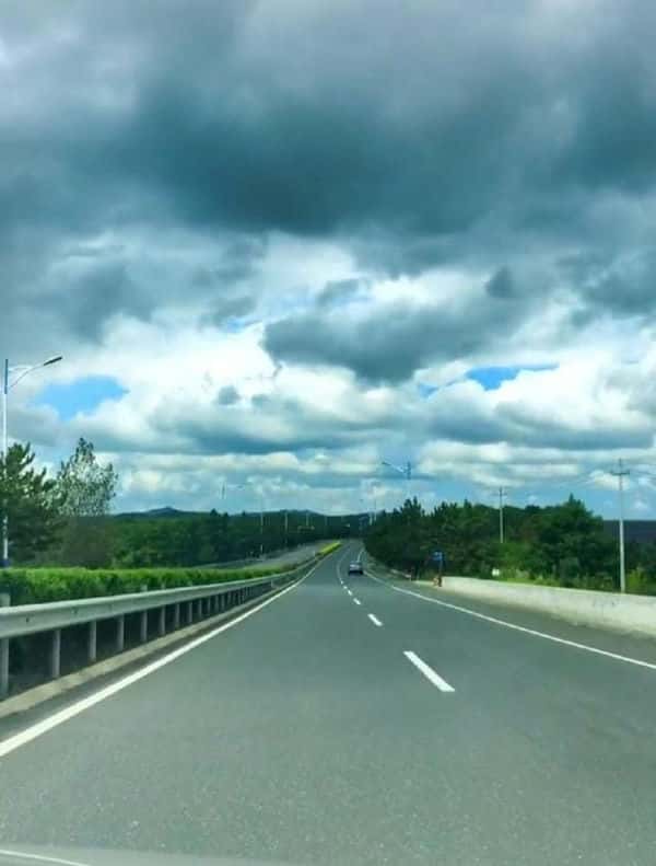 歌词窗外明月光映照我脸庞是哪首歌(窗外明月光映照我脸庞是什么歌名)