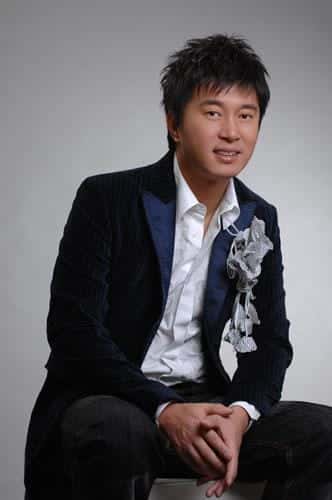 歌词窗外明月光映照我脸庞是哪首歌(窗外明月光映照我脸庞是什么歌名)