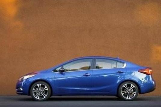 汽车：起亚Forte Koup，它是紧凑型双门汽车，非常宽敞，舒适！-