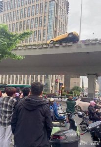 ​上海高架“斗气车”，一车骑跨高架栏，人员无伤，涉什么罪名？