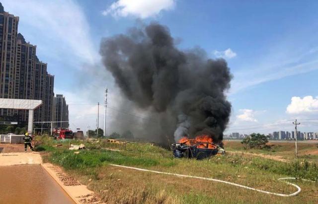 甩锅？南充一辆特斯拉“失控”致2死6伤，特斯拉：不是车辆故障！-