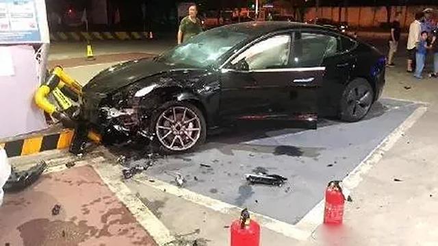 甩锅？南充一辆特斯拉“失控”致2死6伤，特斯拉：不是车辆故障！-