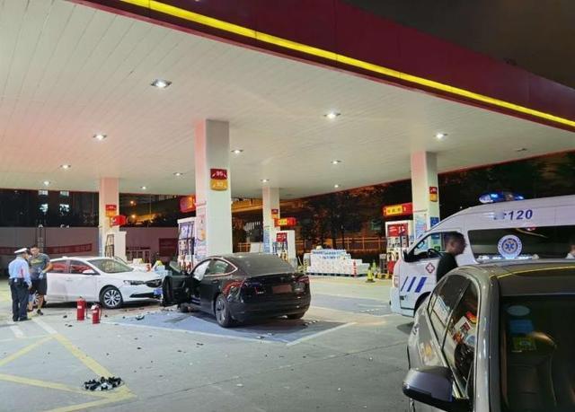 甩锅？南充一辆特斯拉“失控”致2死6伤，特斯拉：不是车辆故障！-