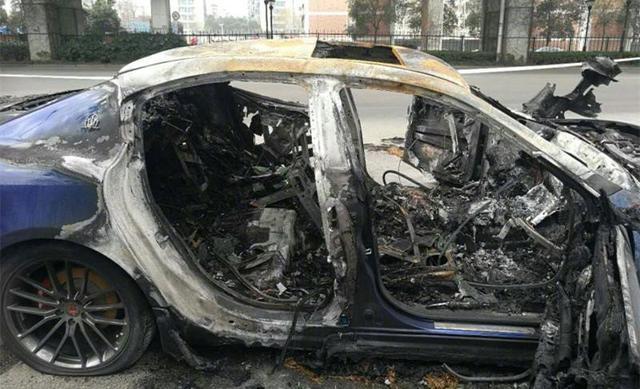 800万兰博基尼高速上自燃，几分钟烧成壳，驾驶员慌了：车是借的-