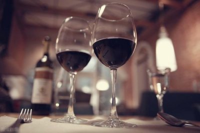 红酒缓缓喂给老板(红酒送上司的意义)