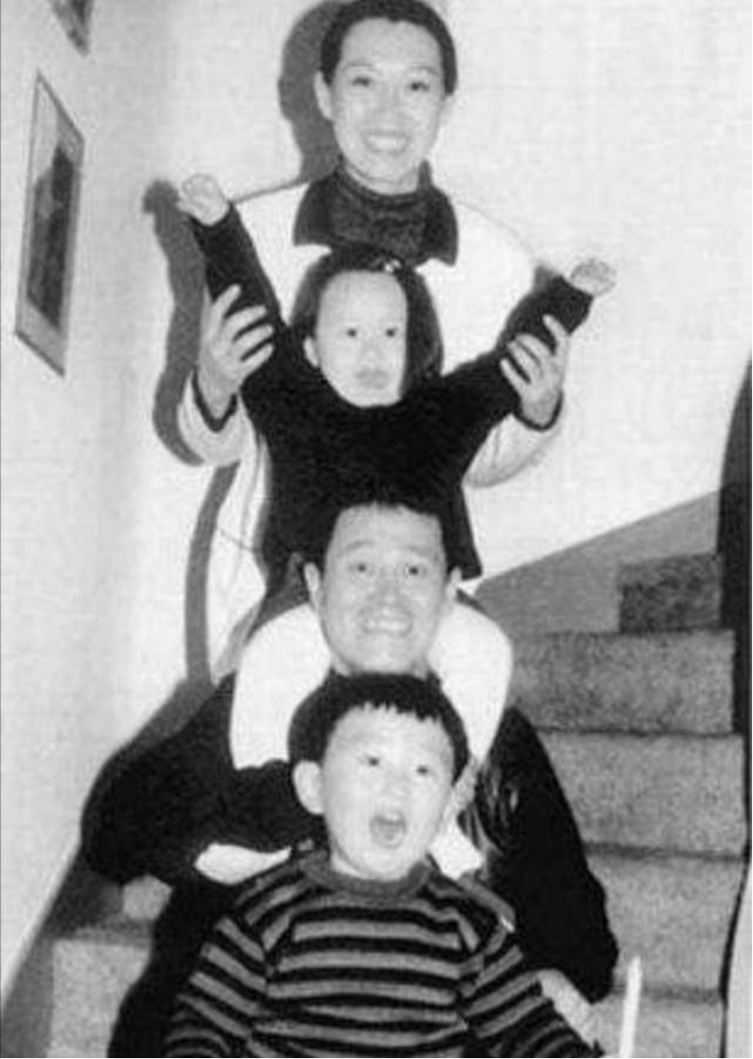 赵本山简介及所有弟子(赵本山:家家有本难念的经,徒弟骚扰女粉丝,女儿一个柜子40万)