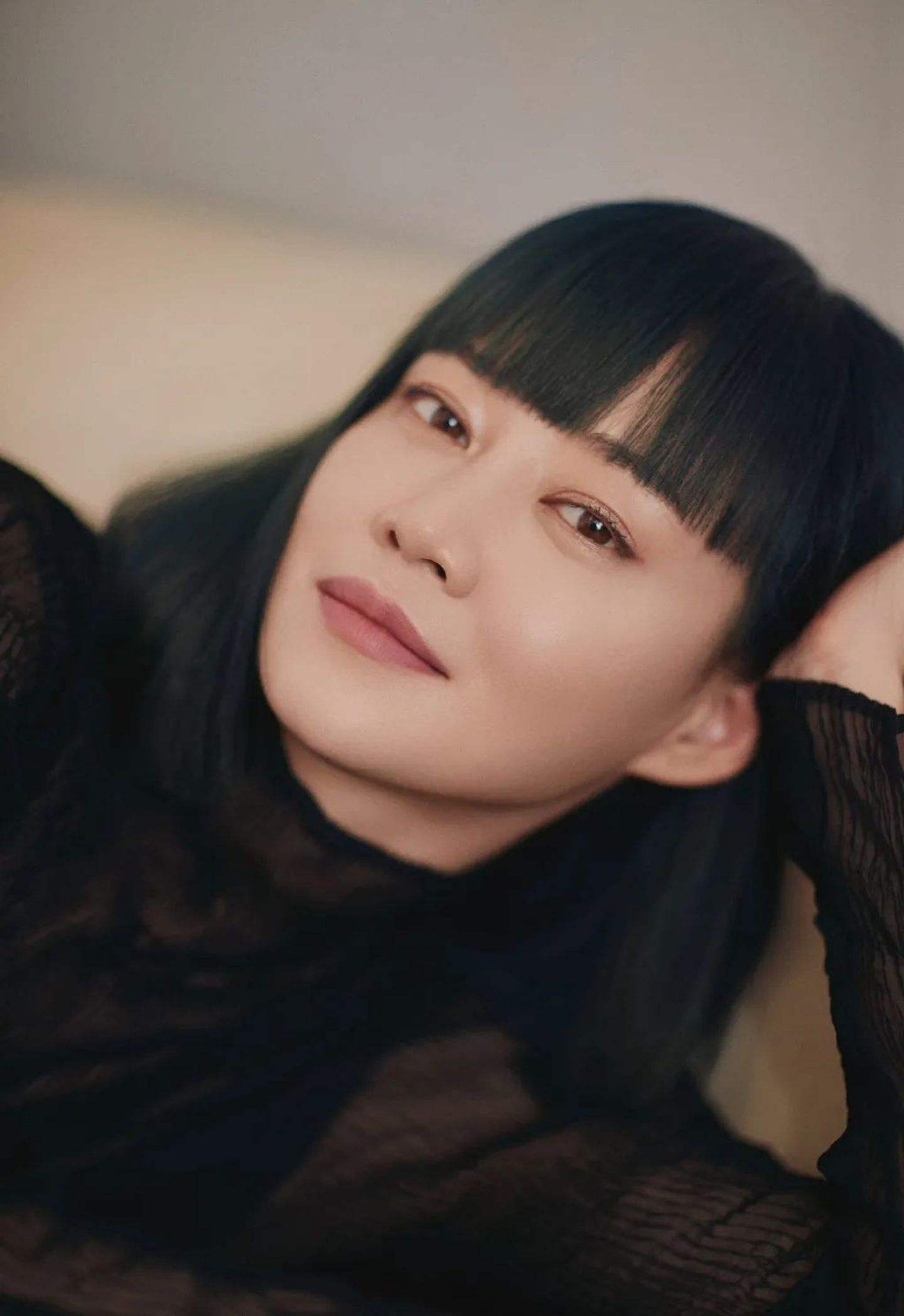 奉行不婚主义的谭卓,曾饱受抑郁症困扰,出道13年靠两部剧火出了圈