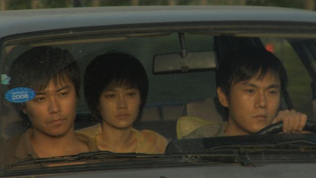 奉行不婚主义的谭卓,曾饱受抑郁症困扰,出道13年靠两部剧火出了圈