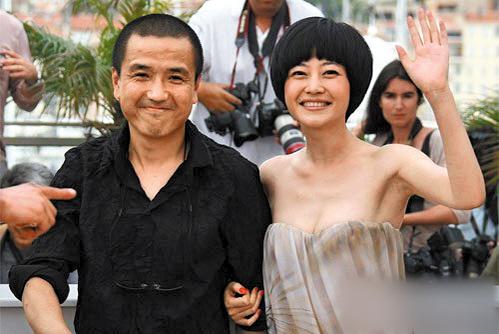 奉行不婚主义的谭卓,曾饱受抑郁症困扰,出道13年靠两部剧火出了圈