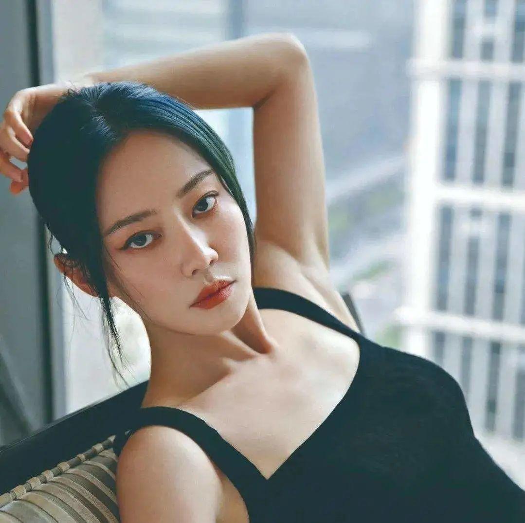 奉行不婚主义的谭卓,曾饱受抑郁症困扰,出道13年靠两部剧火出了圈