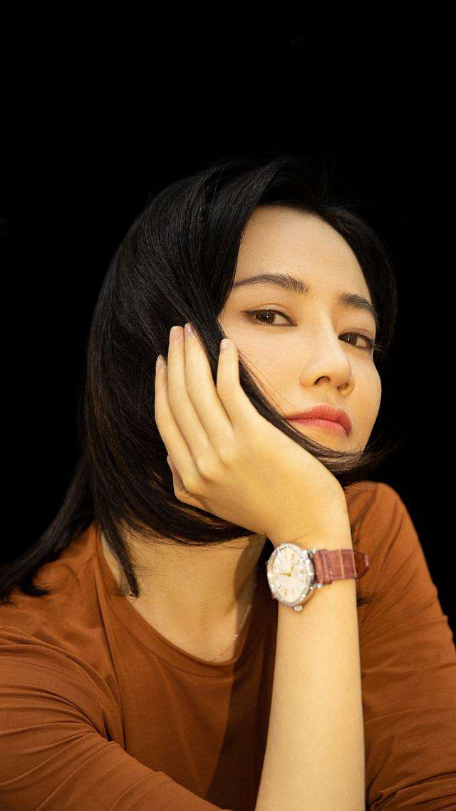 奉行不婚主义的谭卓,曾饱受抑郁症困扰,出道13年靠两部剧火出了圈